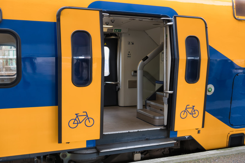 Nederlandse trein met open deuren